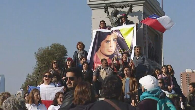 Fanáticos se despiden de Camilo Sesto con una velatón en Plaza Italia