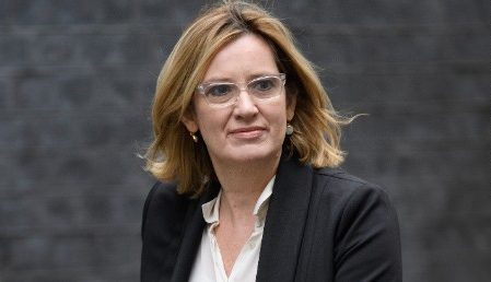 Otro revés para Boris Johnson: Renuncia ministra de Trabajo tras expulsión de 21 miembros del Partido Conservador