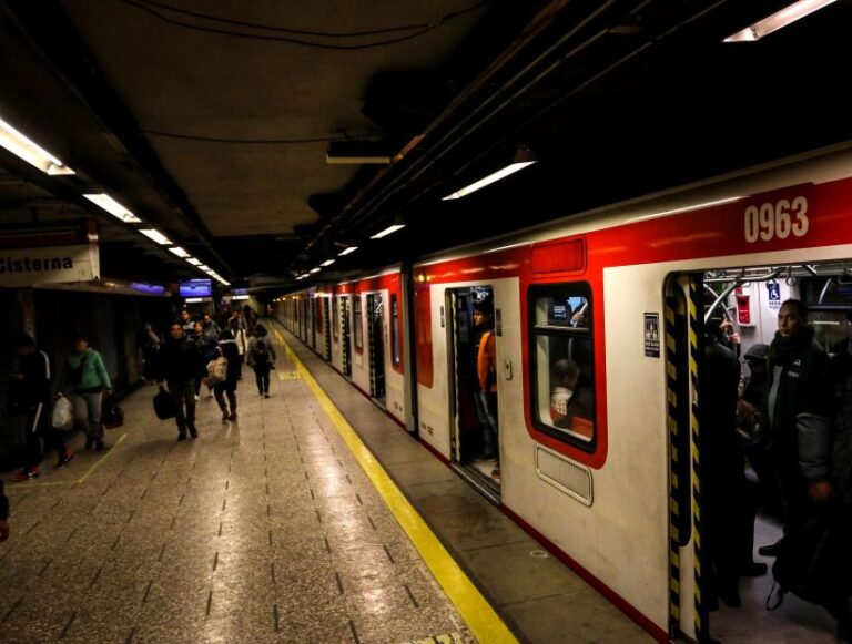 Metro de Santiago informa suspensión parcial del servicio en algunas estaciones de la Línea 2