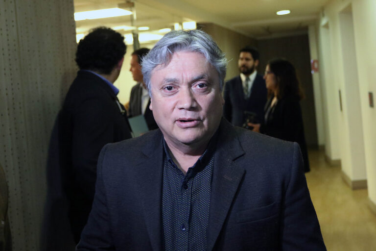 El fake news del senador Navarro: Compartió imagen de Piñera, pero era del 2017