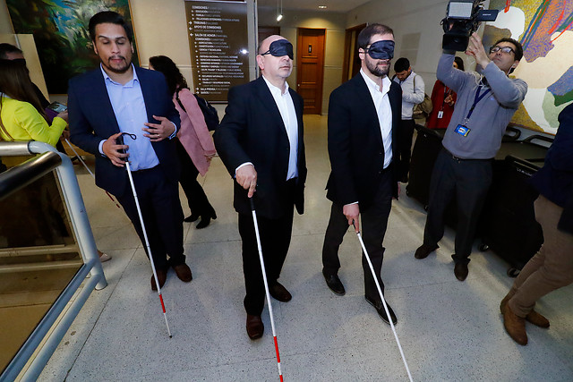 Diputados recorrieron el Congreso vendados para concientizar sobre la discapacidad