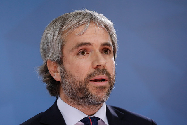 Ex ministro Blumel inscribió su candidatura a constituyente por el distrito 10