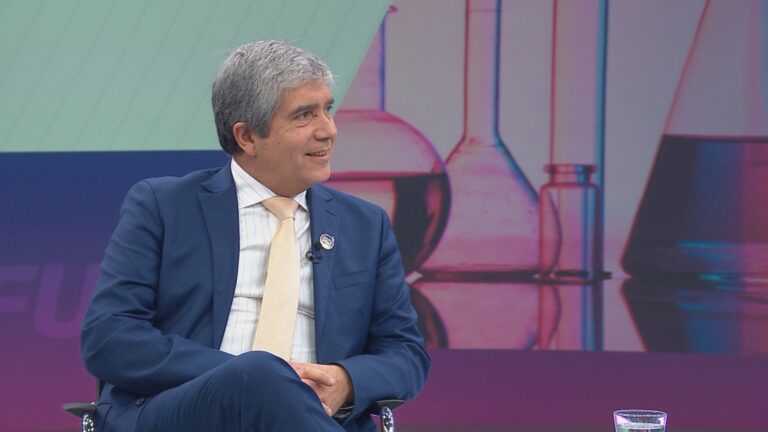 Carlos Saavedra, rector de la U. de Concepción, advierte que el país necesita transformar la matriz productiva