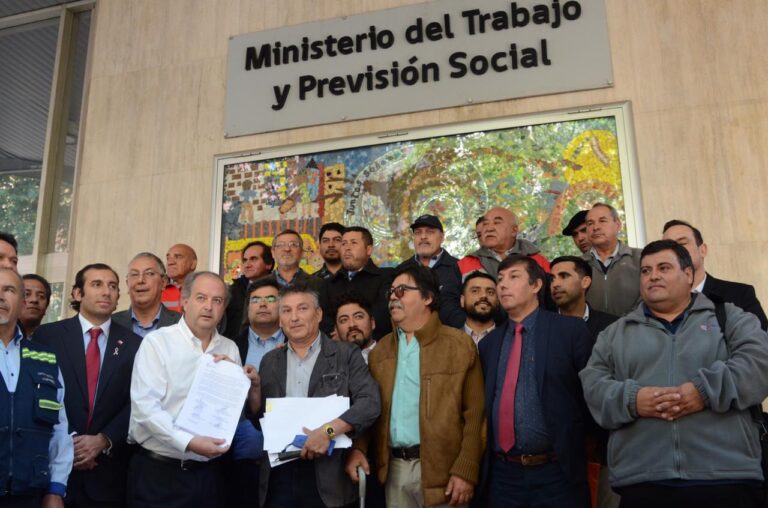 Más de 100 líderes sindicales rechazan proyecto de 40 horas: Temen perder puestos de trabajo