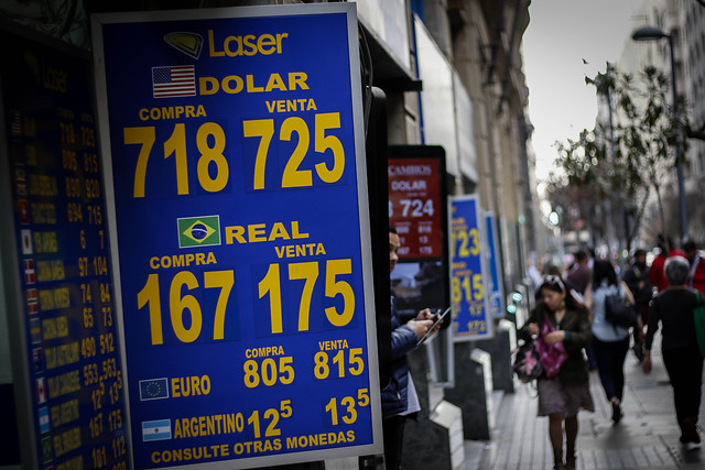 Dólar abre la jornada con abrupta caída tras acuerdo político de nueva Constitución