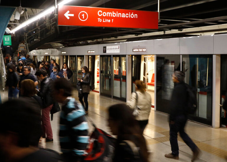 Metro de Santiago volverá a abrir sus puertas a las 6:00 desde este miércoles