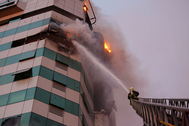 Edificio de Caja de Compensación Los Andes en Concepción es afectado por incendio