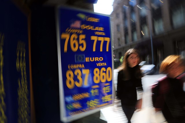 Sigue el alza: El dólar llega a $809 durante su apertura y Banco Central toma medidas