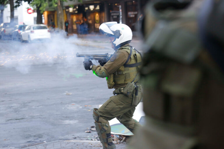 Carabineros responde a acusación del rector Ignacio Sánchez: “No lanzamos 50 bombas lacrimógenas, sino 23”