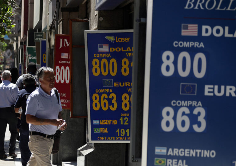 Dólar vuelve a rozar los $800