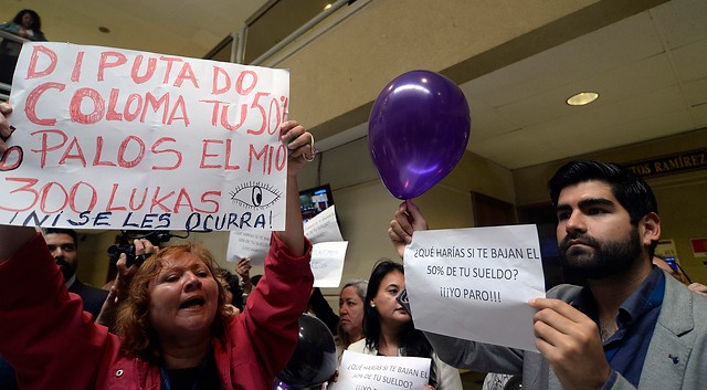 Asesores parlamentarios protestaron tras aprobación de rebaja en las asignaciones: Temen que afecte a sus sueldos