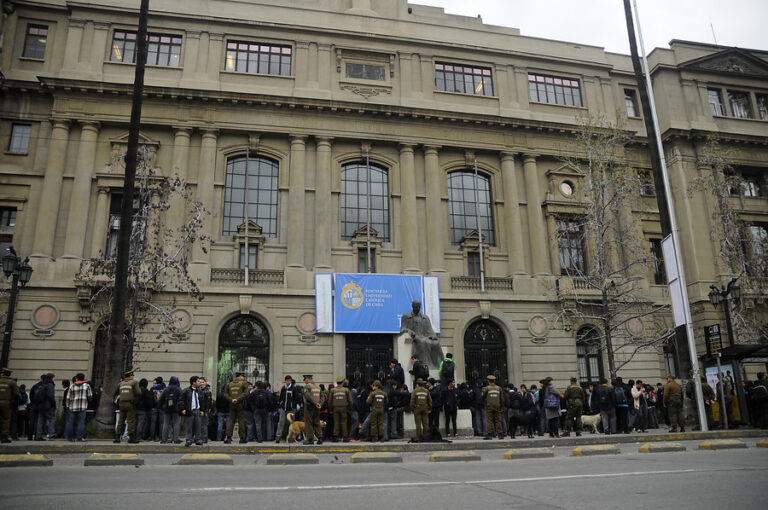 Grupo de manifestantes intentó ingresar a la Casa Central UC a través del Hospital Clínico