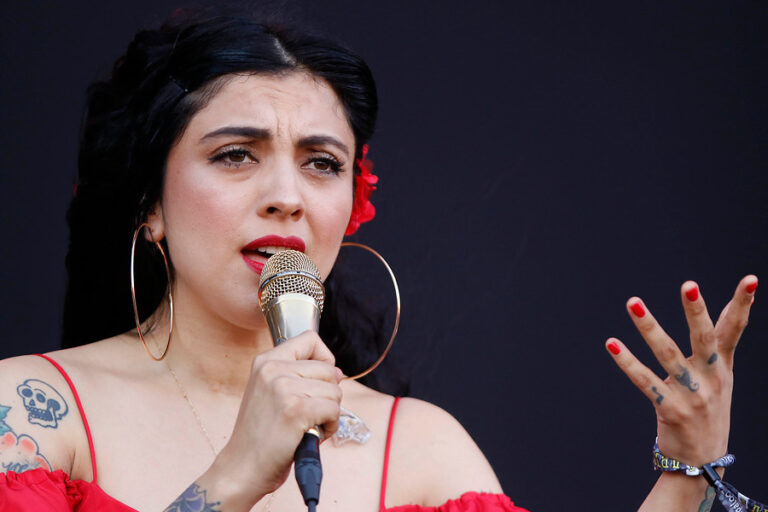 Carabineros solicitó a Fiscalía que interrogue a Mon Laferte por dichos sobre quema de estaciones de Metro