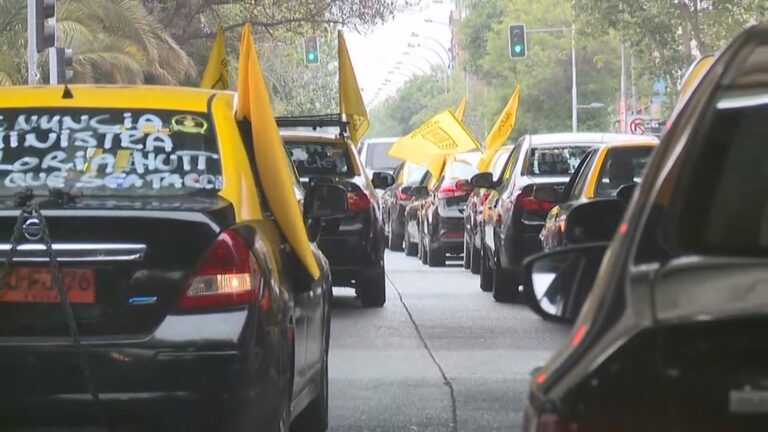 Taxistas protestan en caravana a La Moneda pidiendo la renuncia de la ministra Hutt