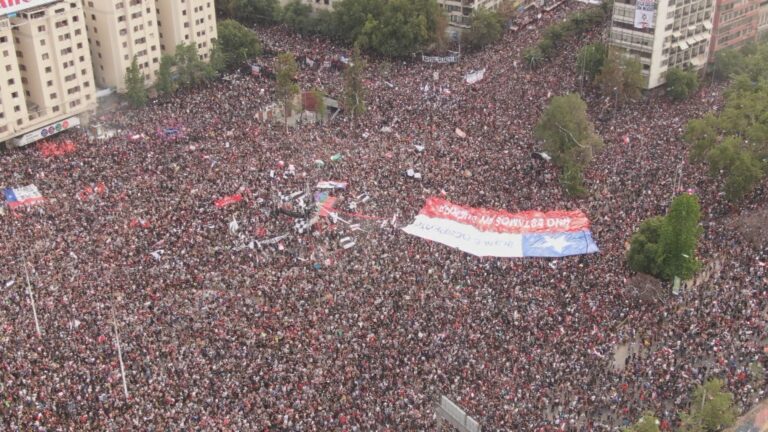 Informe realizado por el gobierno identifica el comportamiento de usuarios en redes sociales desde el estallido social