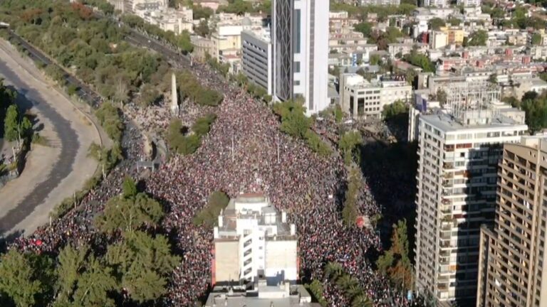 Manifestaciones pacíficas marcan la jornada en Santiago, Valparaíso y Concepción