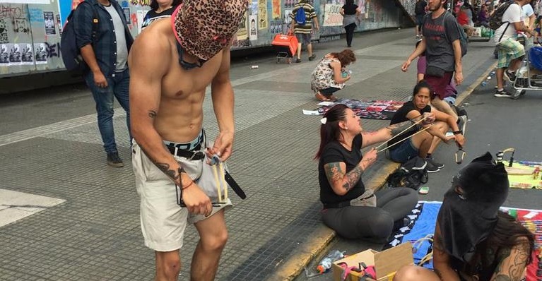 Carabineros indaga a comerciantes ambulantes que venden hondas durante las manifestaciones