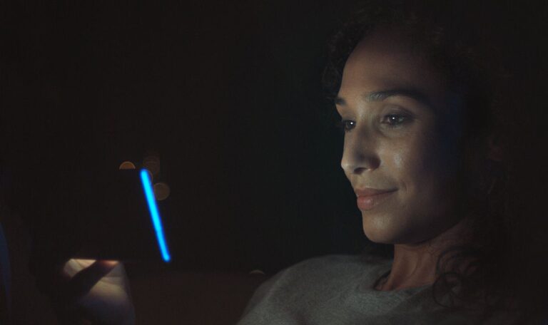 Qué es la certificación Eye Comfort y cómo hacer que tu celular no te canse la vista