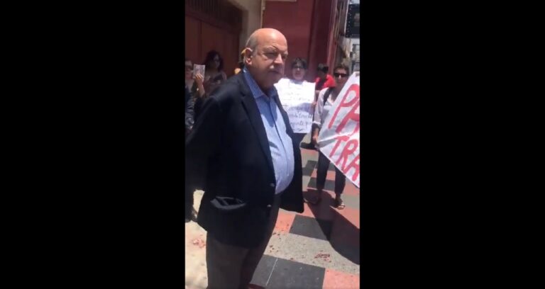 Feministas funan al senador José Miguel Insulza en Arica tras polémicas declaraciones