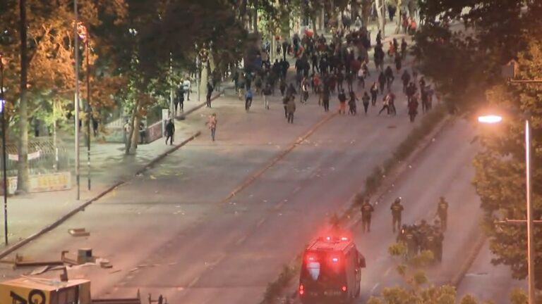 Duros enfrentamientos entre Carabineros y manifestantes marca la jornada del 