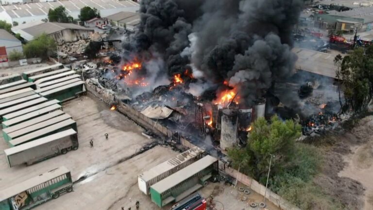 Gigantesco incendio afecta a fábrica de aceites industriales