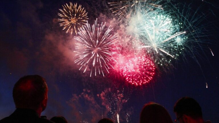 Ministro Paris confirma plan para fiestas de fin de año: Tendría restricciones de movilidad y aforo