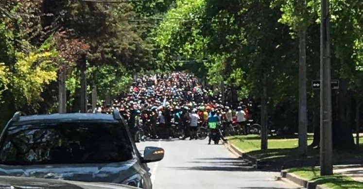 Masiva cicletada terminó su recorrido en la casa del presidente Piñera