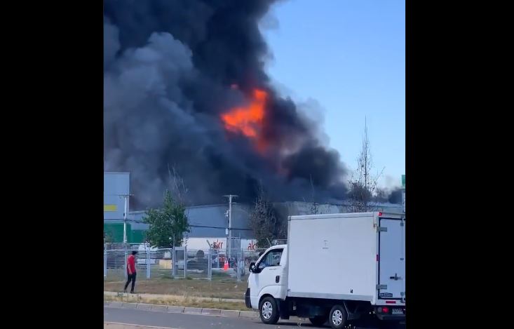 Gigantesco incendio afecta a bodega en las cercanías del Aeropuerto de Santiago