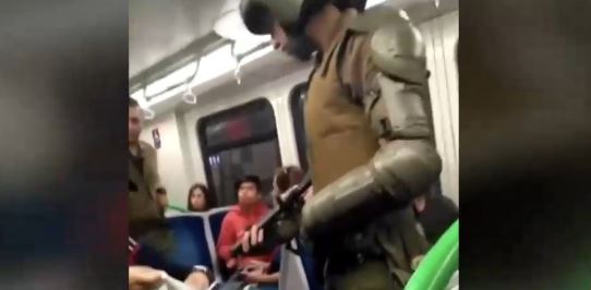 Polémica por video de Carabineros realizando revisiones a pasajeros del Metro de Valparaíso