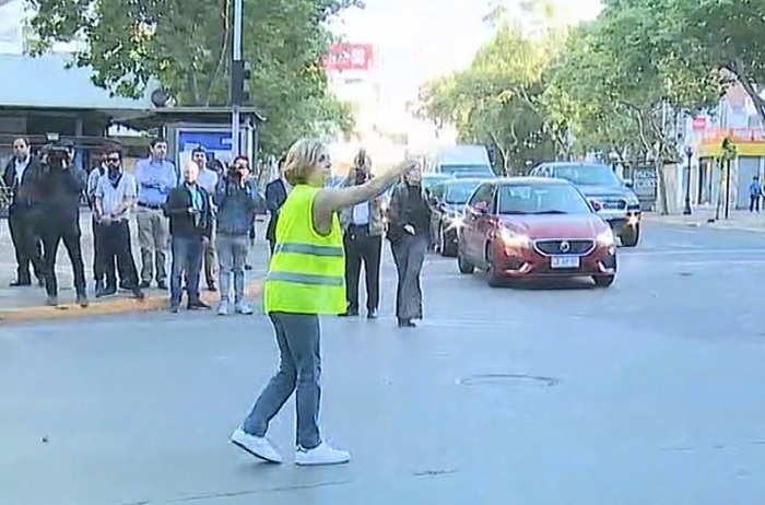 Evelyn Matthei dirigió el tránsito en Providencia tras jornada de protestas