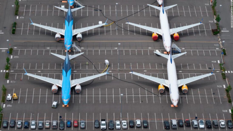 El presidente ejecutivo de Boeing deja la compañía tras un año desastroso