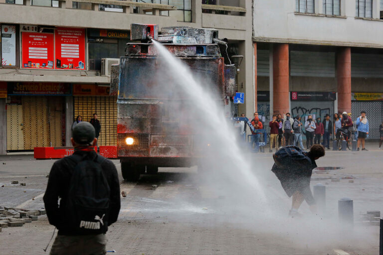 Colegio de Químicos Farmacéuticos exige a Carabineros informar sobre el contenido químico en lanzaaguas