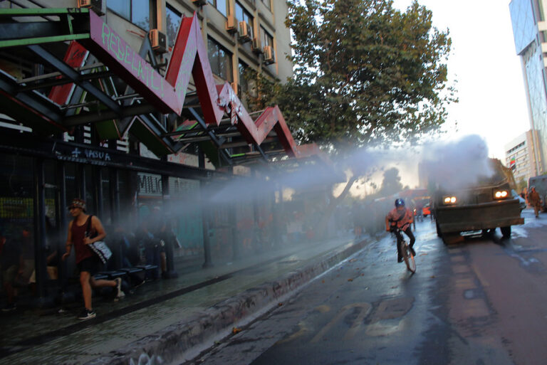Colegio Chileno de Químicos cuestiona estudio que acusa la presencia de soda cáustica en carros lanzaaguas