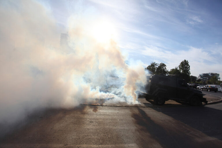 Manifestante fue atropellado por carros lanza gases en Plaza Italia