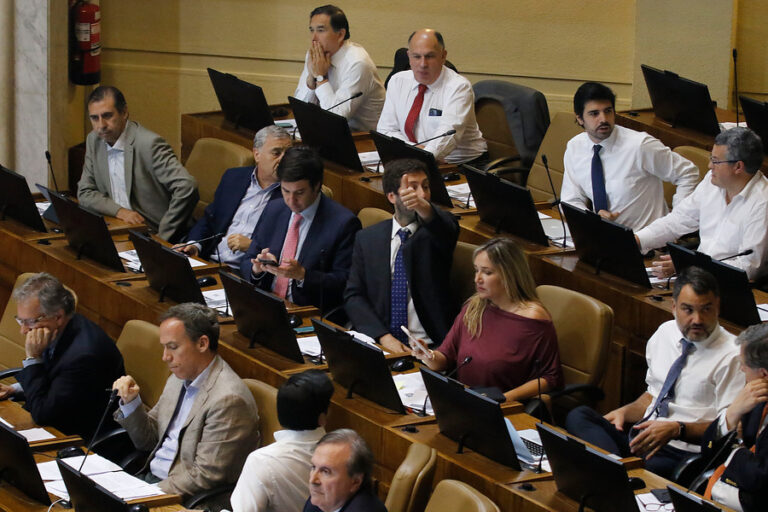 Iniciativa UDI para sancionar a funcionarios del Congreso que participen de funas sigue generando debate