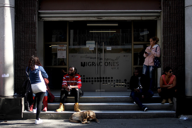 Encuesta a migrantes revela que intención de nacionalizarse disminuyó 11 puntos tras estallido social