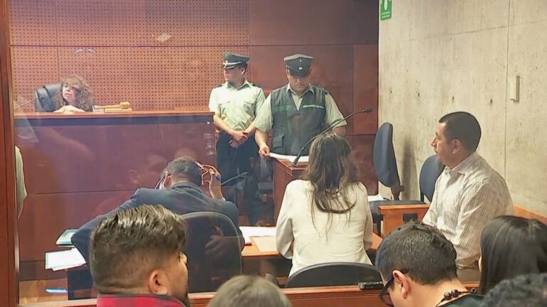 Decretan firma mensual para Carabinero que atropelló a joven con carro de Fuerzas Especiales