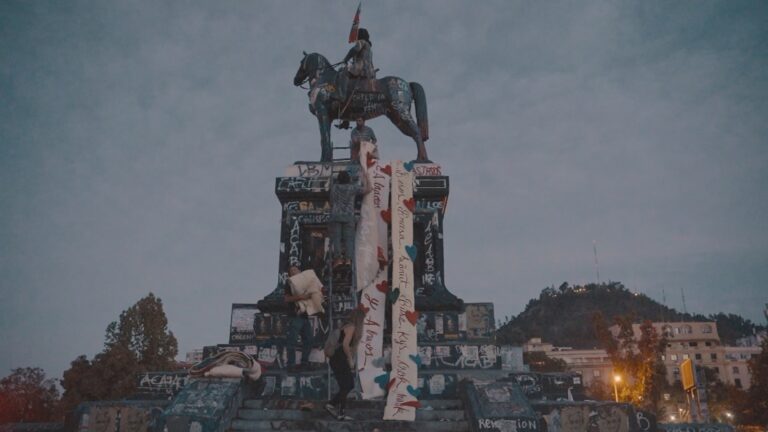 Manifestantes celebraron noche buena con una cena navideña en Plaza Italia