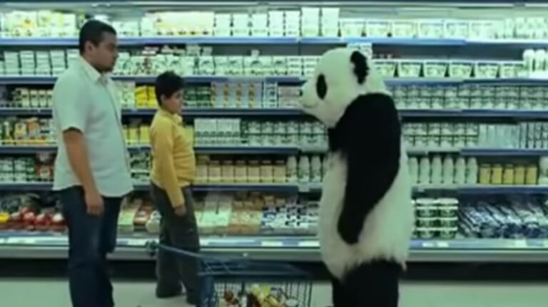 Desde un panda enojado a terapias de risoterapia: El reflejo del mal humor en la publicidad