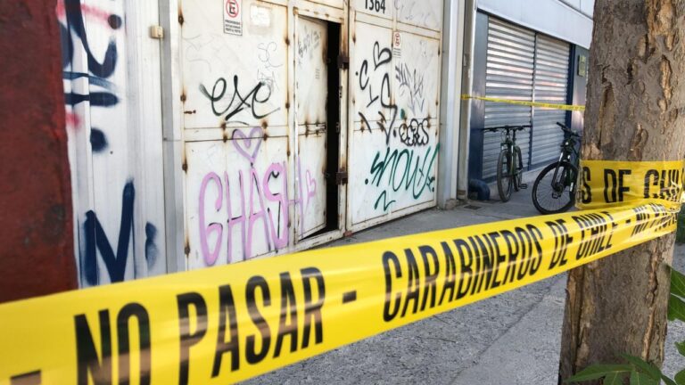 Video muestra a sujetos robando en bodega presidencial ubicada en centro de Santiago