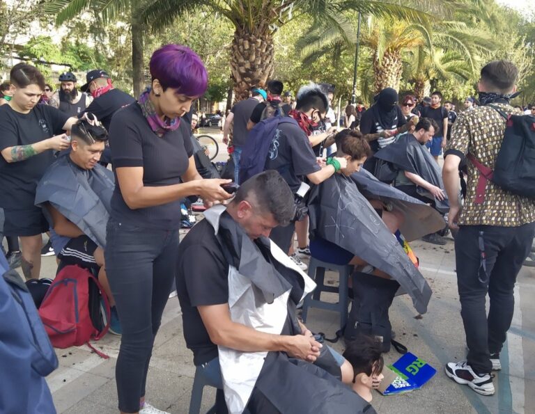 En plena Plaza Italia: Barberos ofrecen cortes de cabello gratuitos a manifestantes