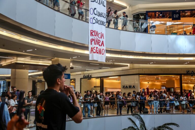 Docentes LGBTQ se manifestaron en Costanera Center con consignas en contra de las violaciones a los DD.HH