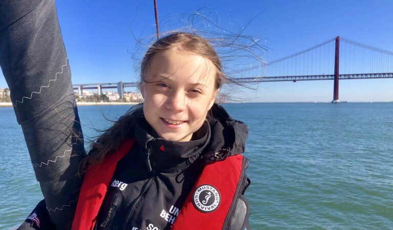 Greta Thunberg desembarcó en Lisboa luego de 21 días en alta mar para asistir a la COP25 en Madrid