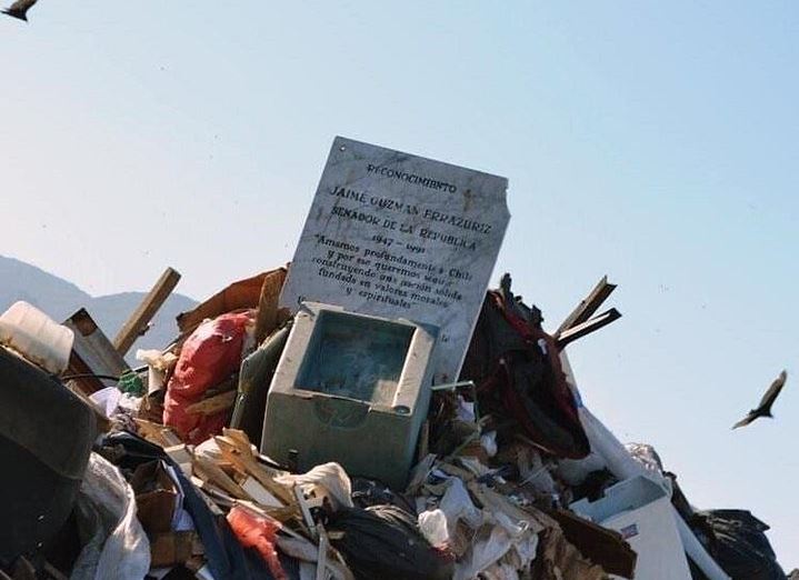 UDI presentó querella luego que placa en memoria de Jaime Guzmán apareciera en basural de Antofagasta