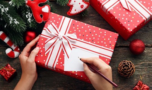 Estudio asegura que el 74% de los chilenos prefieren comprar regalos de segunda mano para Navidad