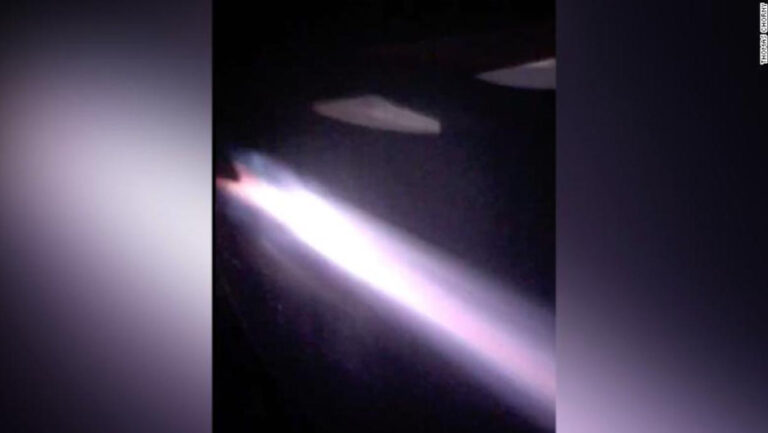Pasajero graba fuego en motor de un avión que obligó a un aterrizaje de emergencia