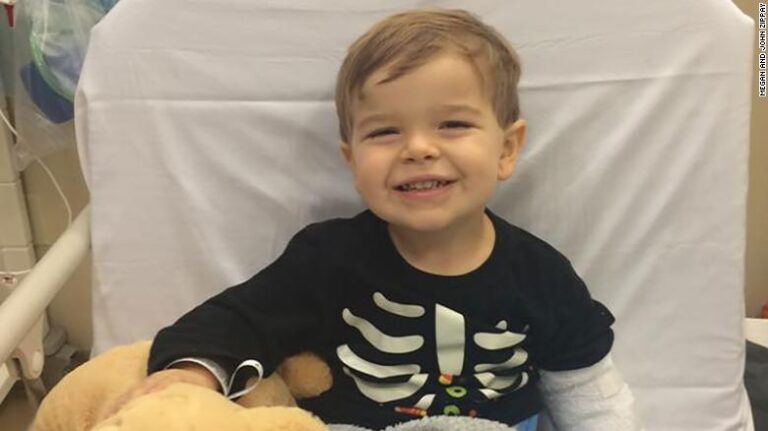 Niño de 6 años terminó sus sesiones de quimioterapia y sus compañeros lo recibieron con una ovación