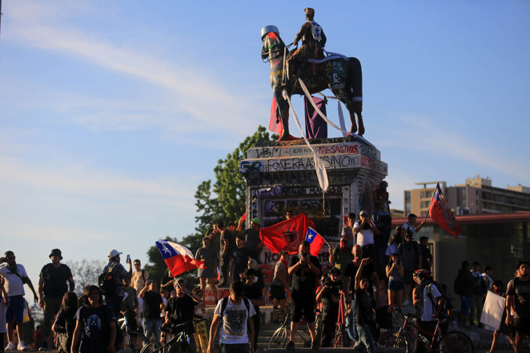 Diputados de oposición y oficialismo reaccionan ante proyecto para regular derecho a reunión