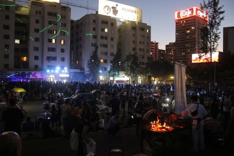 Multitudinaria asistencia tuvo celebración del año nuevo en Plaza Italia