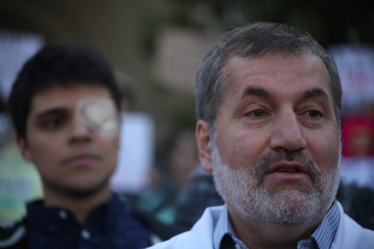 Colegio Médico pide a Carabineros revisar protocolos y tomar medidas tras aumento de personas con trauma ocular